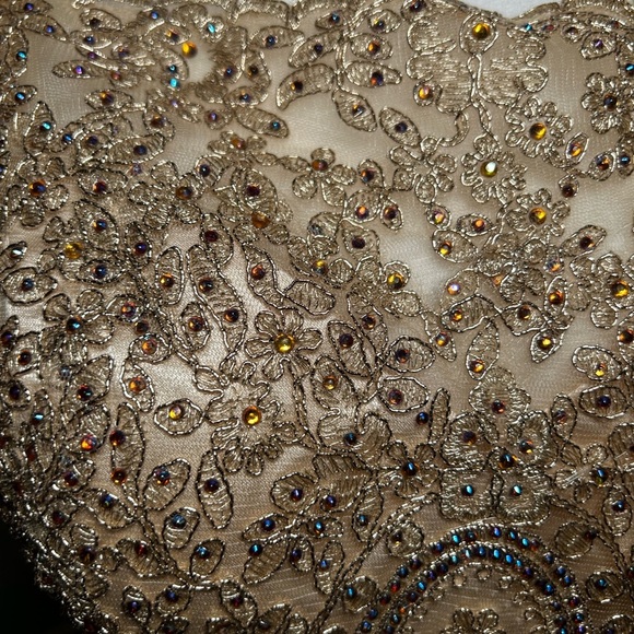 Elegant Gold Off-Shoulder Dress (c) - Picture 10 of 13